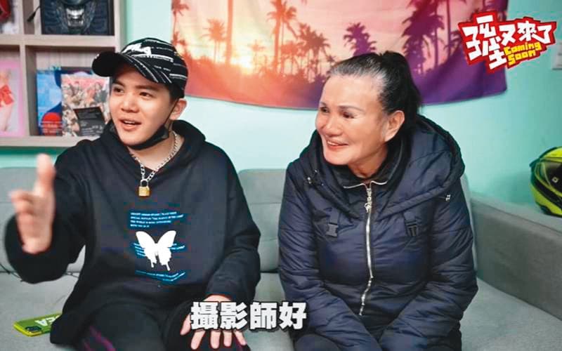 孫生的母親因患有精神疾病,曾多次因偷竊被捕,他曾在影片中幫母親找工作。(翻攝自反骨男孩wackyboys YouTube)