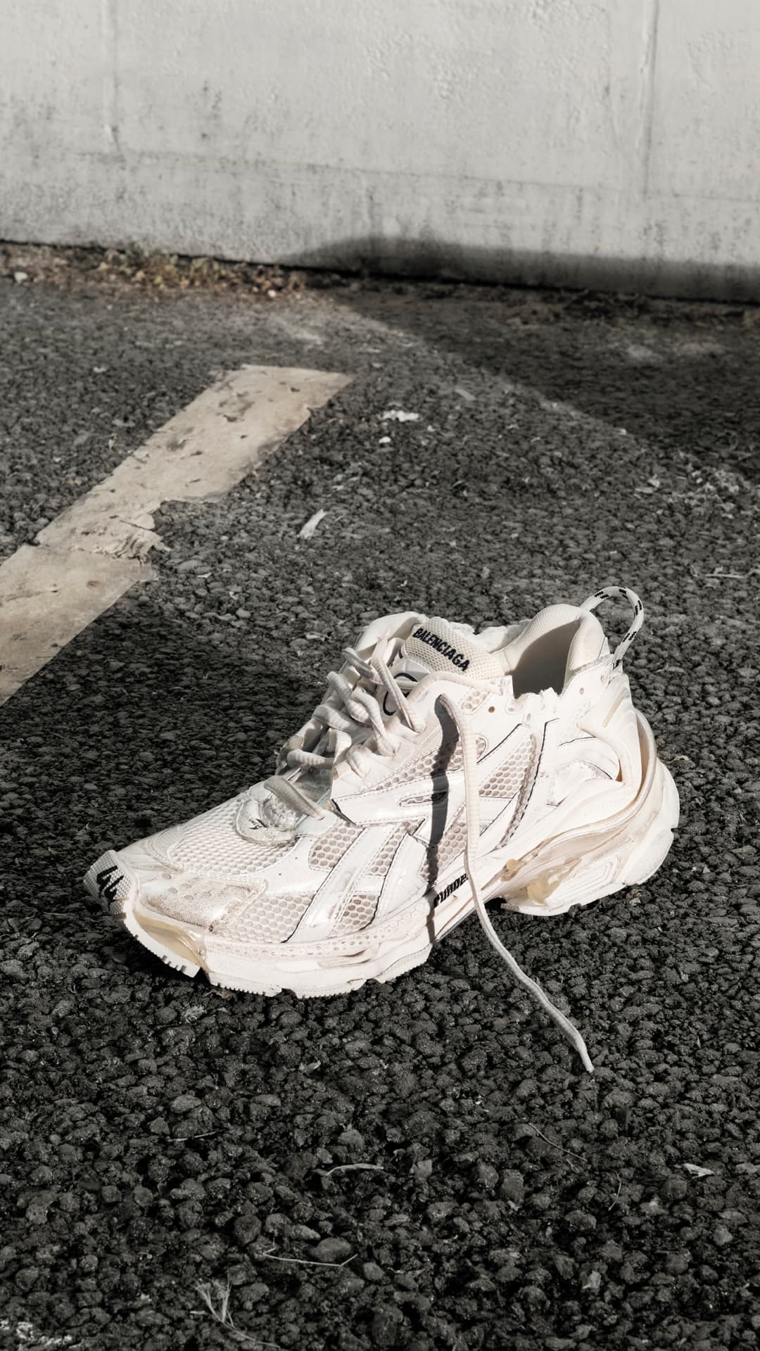 鞋頭刻意做的溢膠效果,並不是真的膠水,而是溶解後的TPU熱塑性聚氨酯,使用人手塗抹之後冷卻的效果。 Runner運動鞋 NT$35,500 BALENCIAGA。(BALENCIAGA提供)
