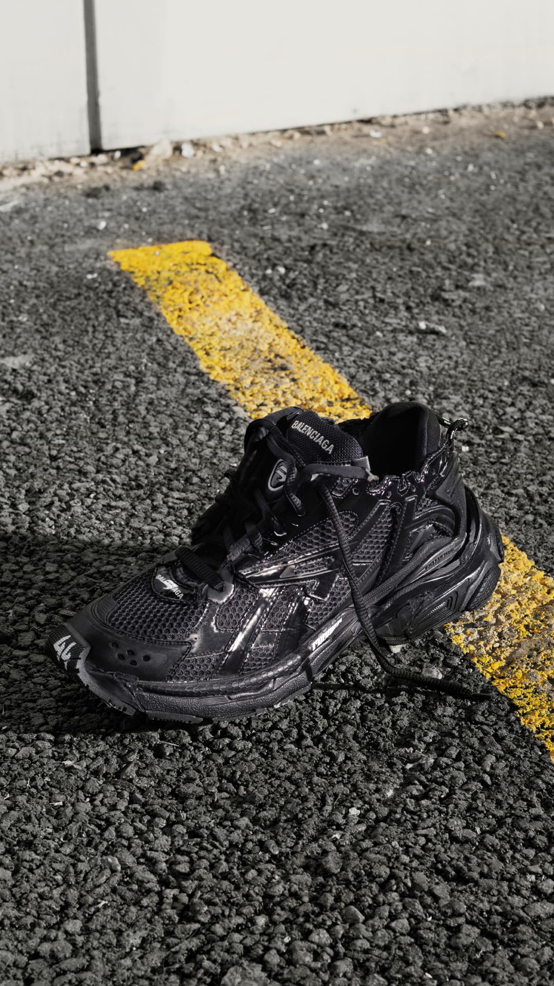 上頭的印刷鞋碼,是與之前不同的手寫字體。 Runner運動鞋 NT$35,500 BALENCIAGA。(BALENCIAGA提供)