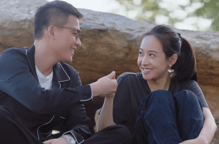 宋茜(右)在《陌生的戀人》和歐豪飾演一對有婚約的戀人。(myVideo提供)