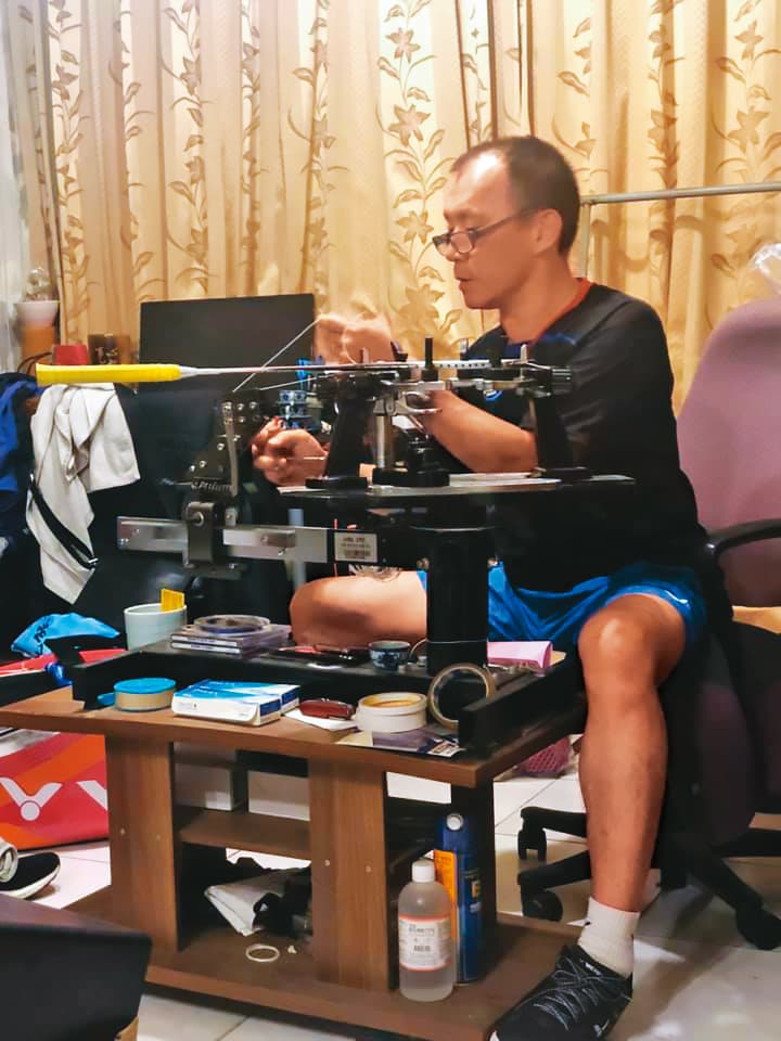 李洋的羽球拍都由父親李峻淯（圖）親手穿線、拉線，他感謝父親一路上的支持。（翻攝李洋臉書）