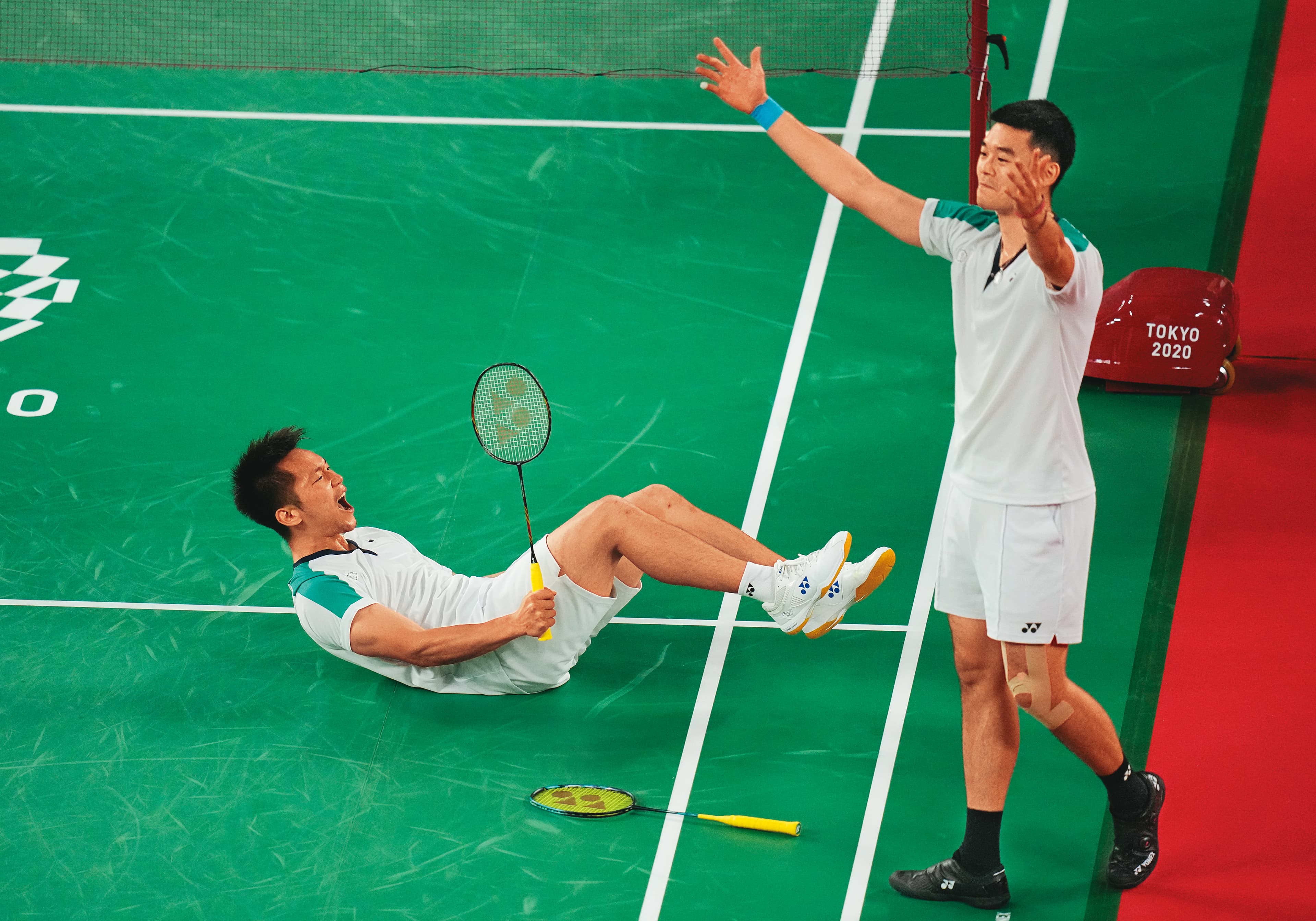 決勝球經電腦判定落在線上，確定贏下金牌時，李洋（左）振奮大吼，而王齊麟（右）揚起雙臂回應觀眾席上戰友的歡呼。（達志影像）