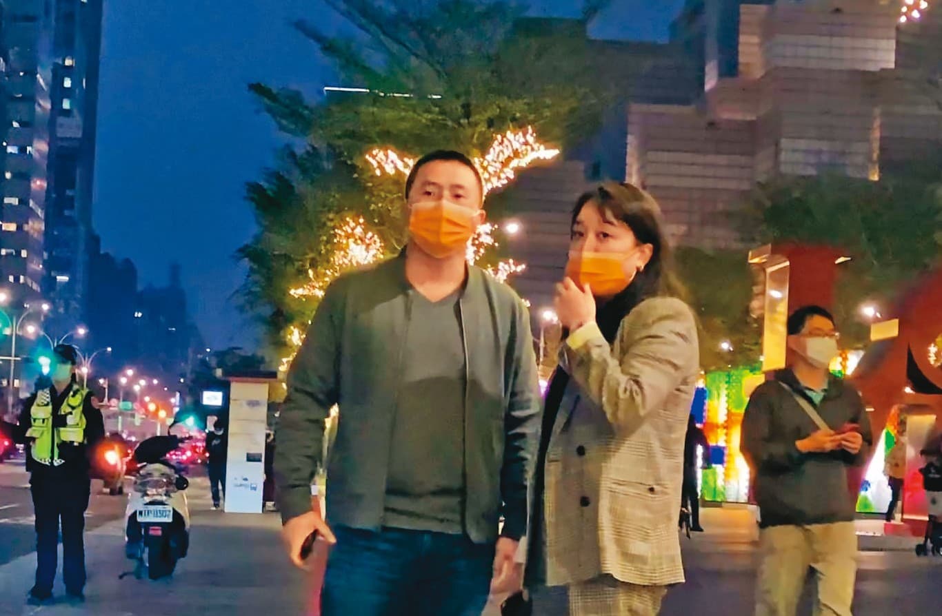 今年適逢龍巖董監改選,李凱莉(右1)與夫婿林孟叡(右2)雙雙進入董事會。
