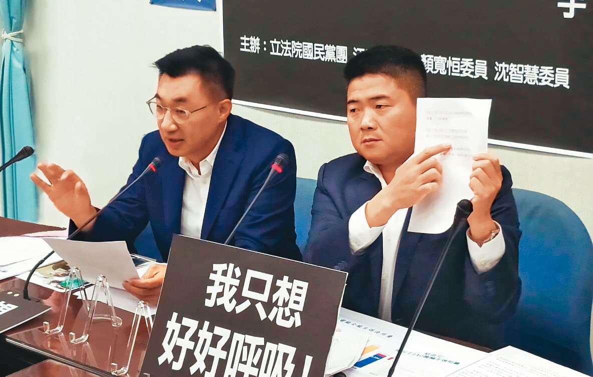 黑派大老之子、原力挺江啟臣（左）的顏寬恒（右）4日無預警宣布辭去黨職，引發黨內「跳船」聯想。圖為2人昔日在立院召開黨團記者會。（翻攝江啟臣臉書）