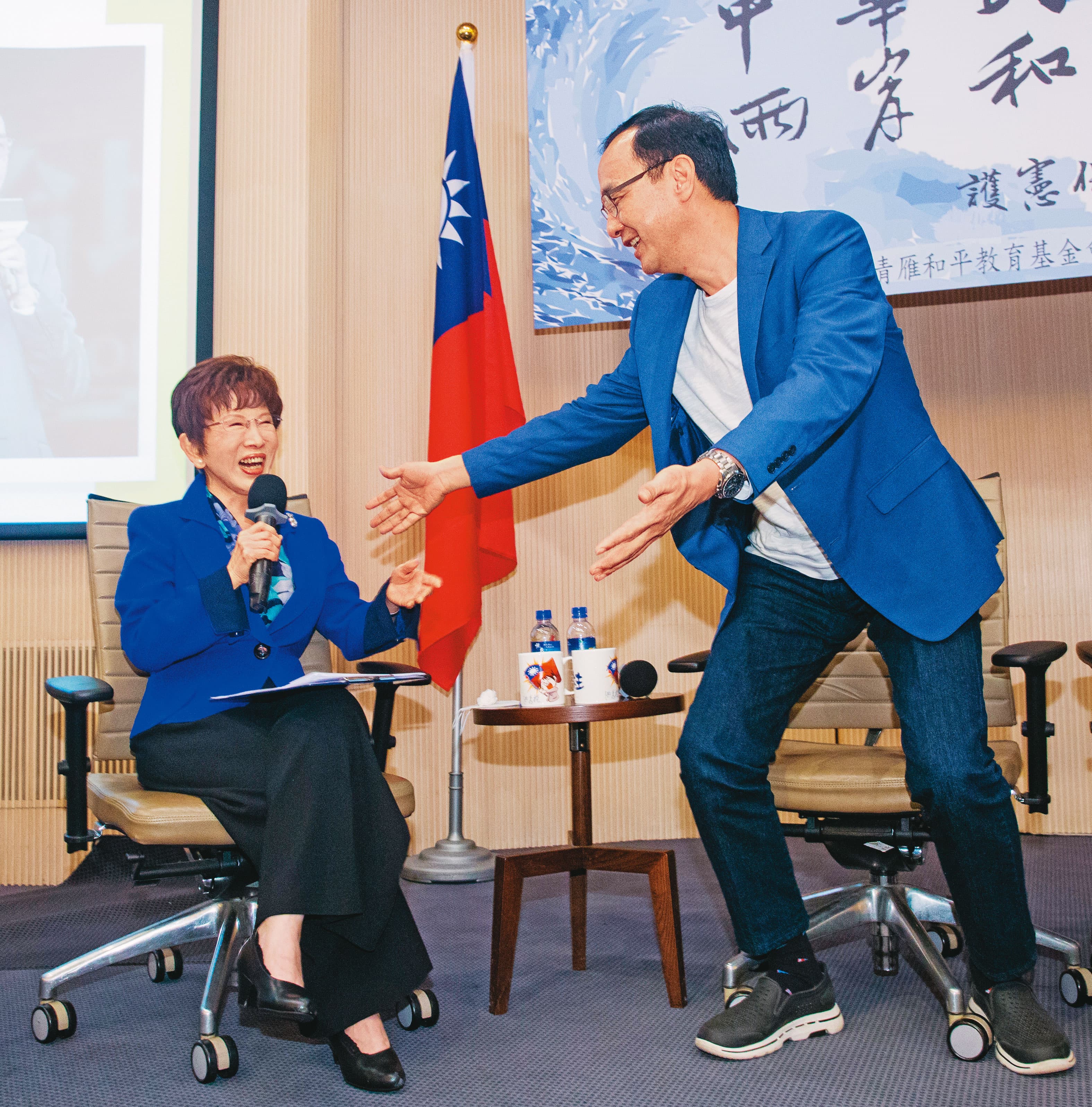 換柱事件造成國民黨元氣大傷，近年來朱立倫（右）積極修補與洪秀柱（左）的關係。圖為朱3月出席洪舉辦的護憲保台論壇。