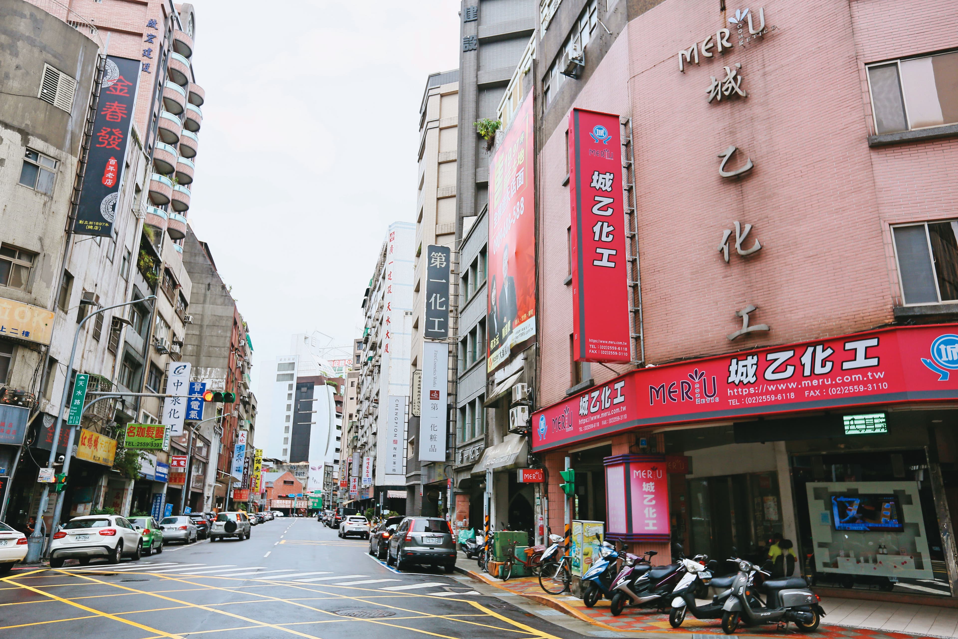 毒梟常至台北市天水路一代的化工行買醋酸鈉等原料,再交給徐宿良偷偷調包K他命謀利。