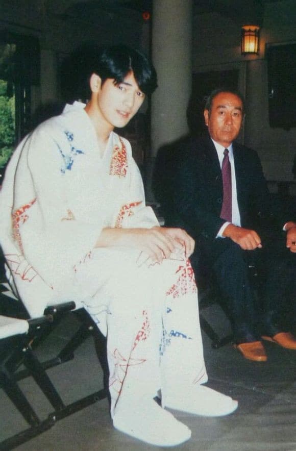 早年金城武曾帶爸爸一起亮相，父子倆都有著溫柔的笑容。（微博圖片）