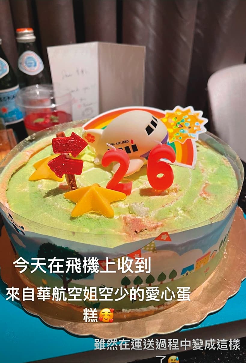 李洋開箱空姐送的愛心蛋糕。(翻攝自李洋IG)