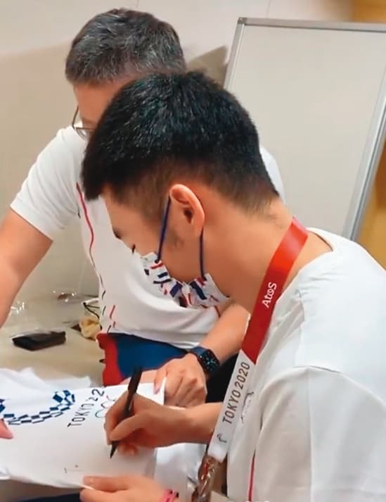 王齊麟忙著幫粉絲簽名,CP李洋吃醋了?發限動寫下「拿了金牌,就不理搭檔了!」(翻攝自李洋IG)