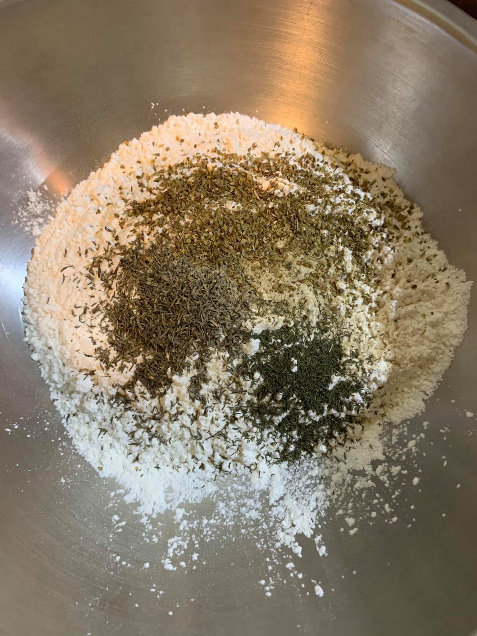 用港粘師父起司脆酥粉,加上茴香粉和百里香粉調味。