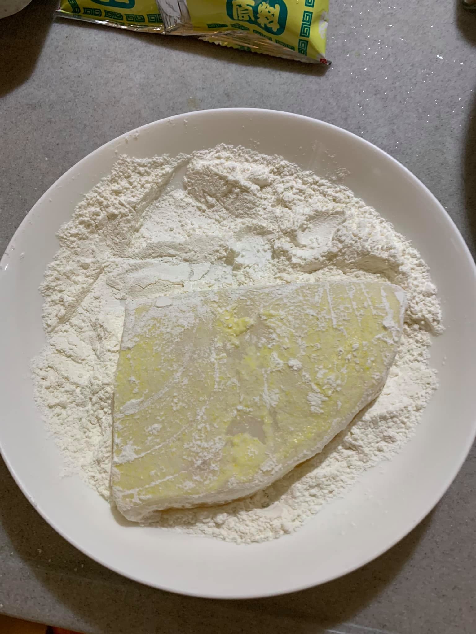 記得,魚片先鋪上玉米粉,再浸入炸漿。