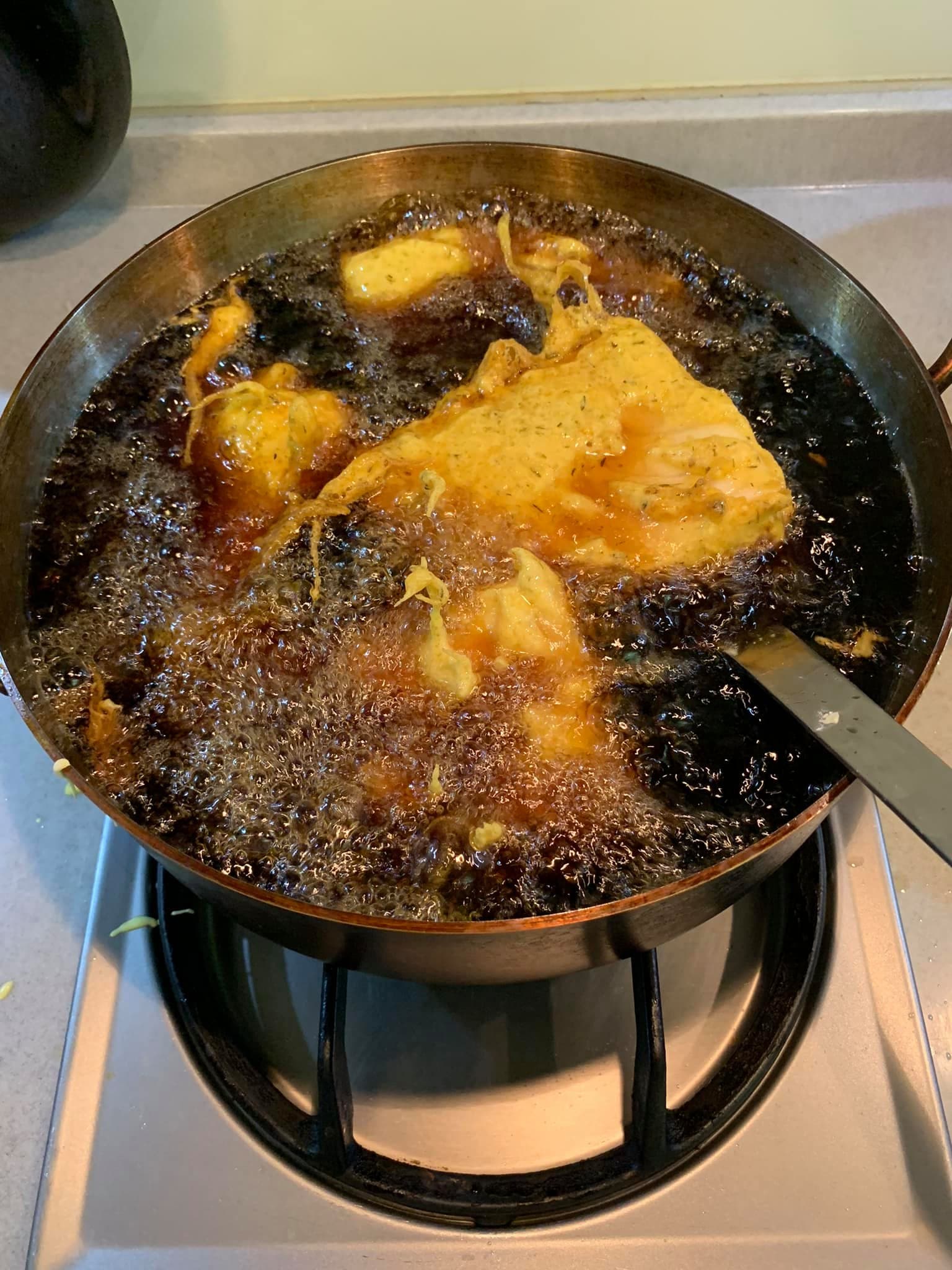 炸到魚片呈金黃色。