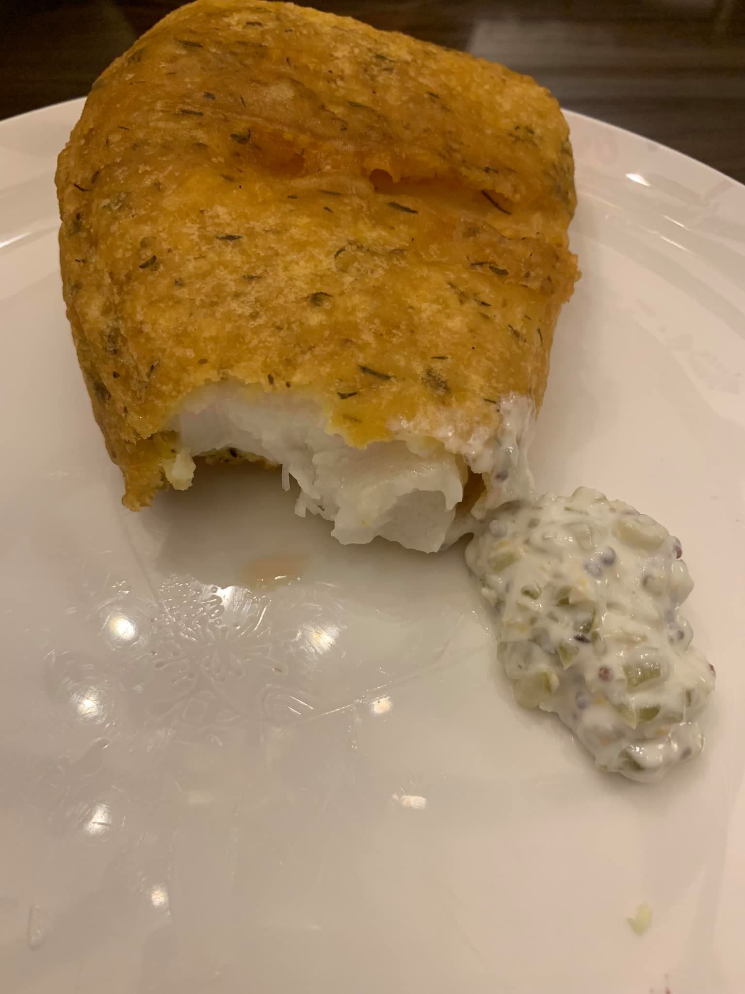 剝開麵衣,可看到嫩魚肉,沾醬吃,美味。