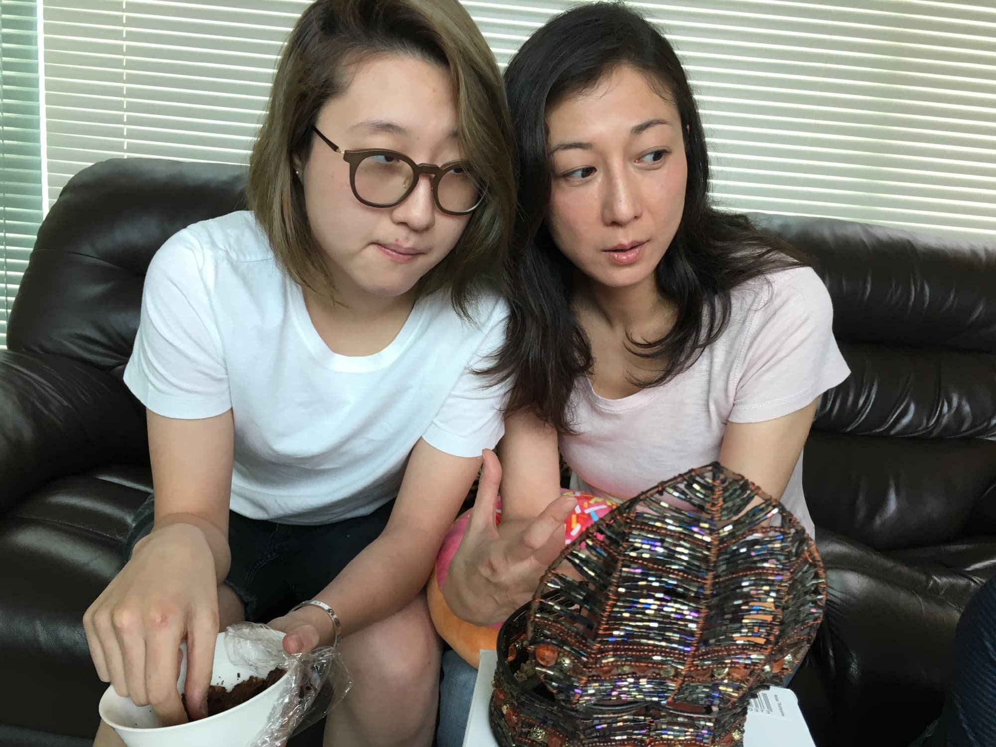 「小龍女」吳卓林與母親吳綺莉感情不睦,但從小就知道自己愛女生的她,也曾為了「做給媽媽看」交往男友。(翻攝自吳綺莉微博)