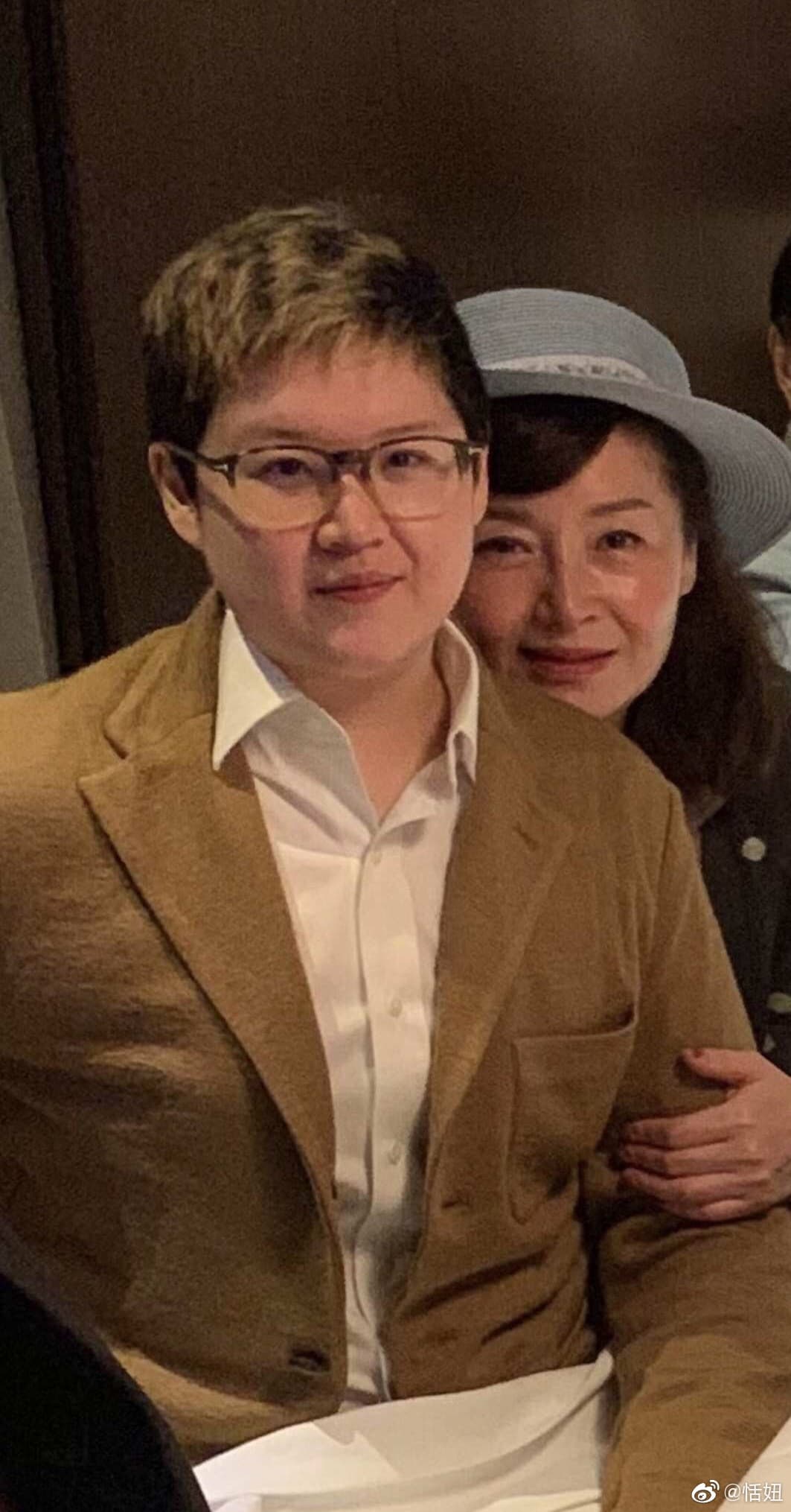 恬妞的女兒朱曉彤不僅外型中性,連名字也改成更男性化的「朱宇豐」。(翻攝自恬妞微博)