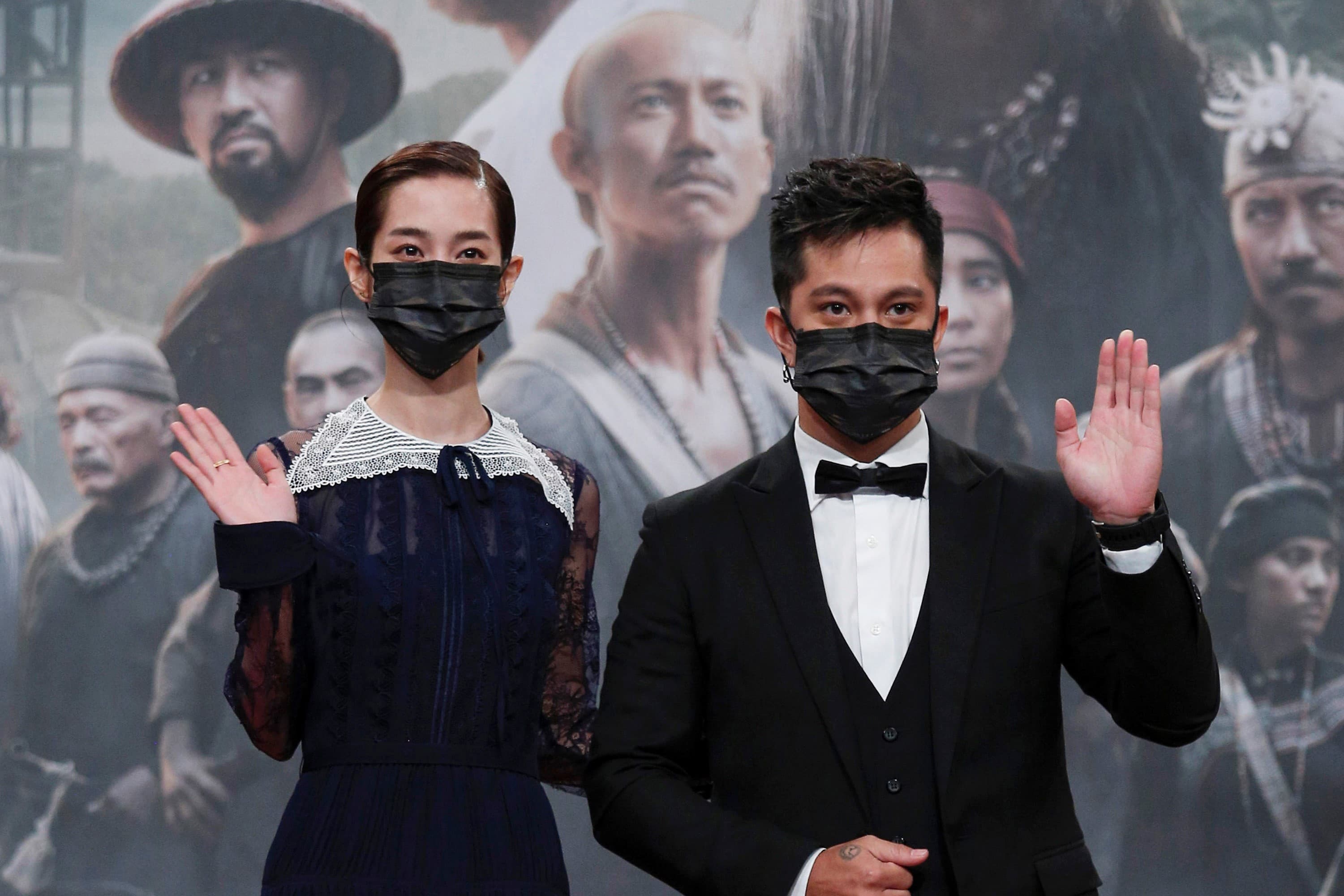 《斯卡羅》温貞菱(左)、黃遠出席全球首映線上記者會。(公視提供)