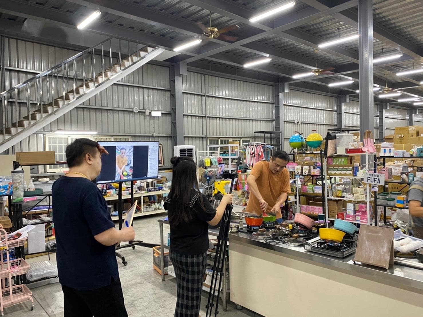 謝時雨(左1)到直播現場「盯場」,旗下培養出不少直播台名人。(富發牌提供)