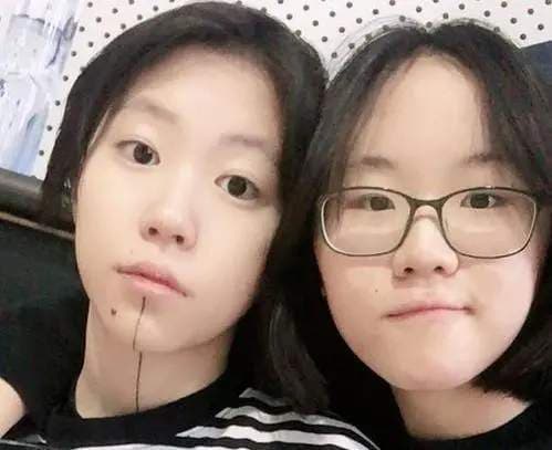 竇靖童與竇佳嫄私下關係也十分親密。(微博圖片)