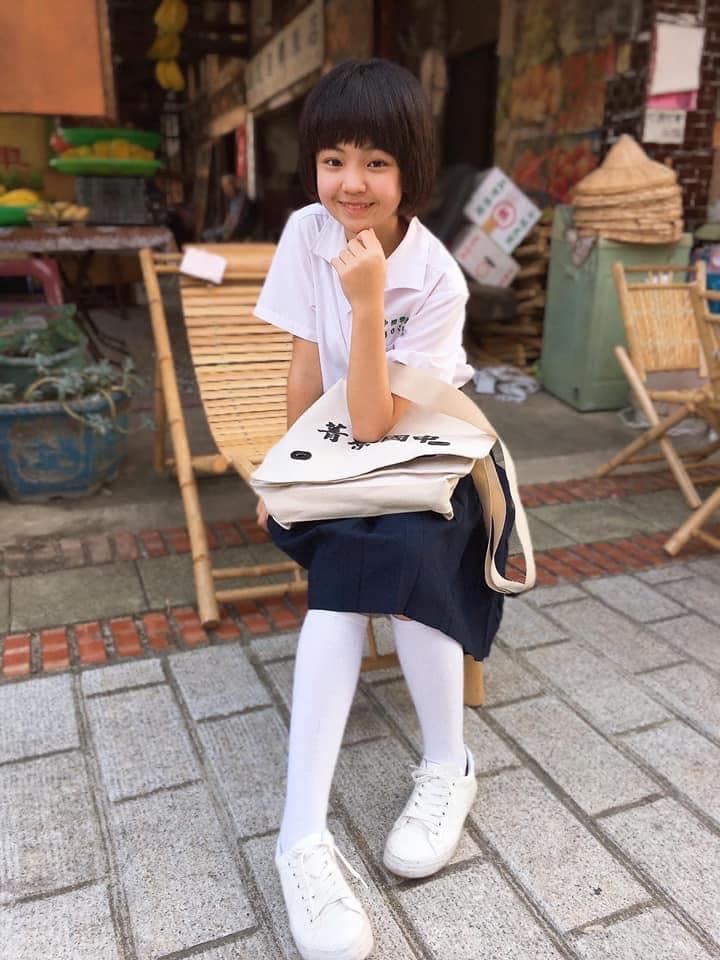 謝盈萱覺得自己穿制服很噁心，還是「小嘉玲」吳以涵穿制服比較好看。（翻攝自俗女養成記臉書）