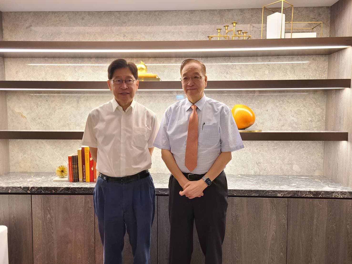 生華科是台灣第一家正式進入新冠肺炎臨床的新藥公司,圖為團隊董事長胡定吾(左)與總經理宋台生(右)。