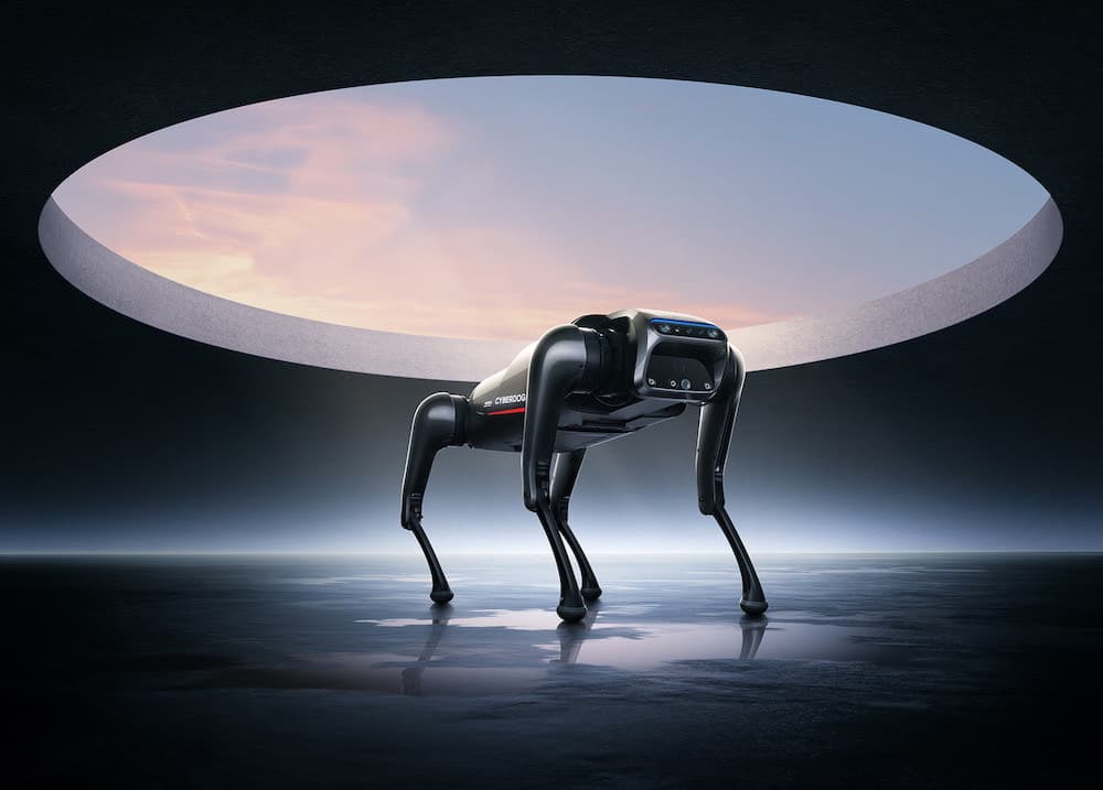 四足機器人的CyberDog,以內建高精度感知系統和感測器,使用語音、遙控器、手機等方式探測外部變化。(小米提供)