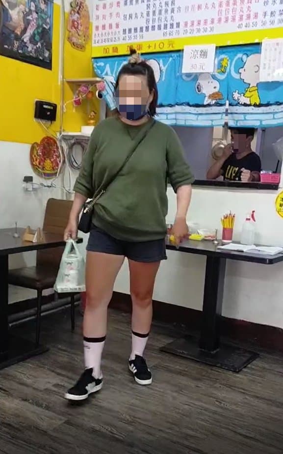 女子在事後仍至附近便利商店叫囂鬧事。(網友提供)