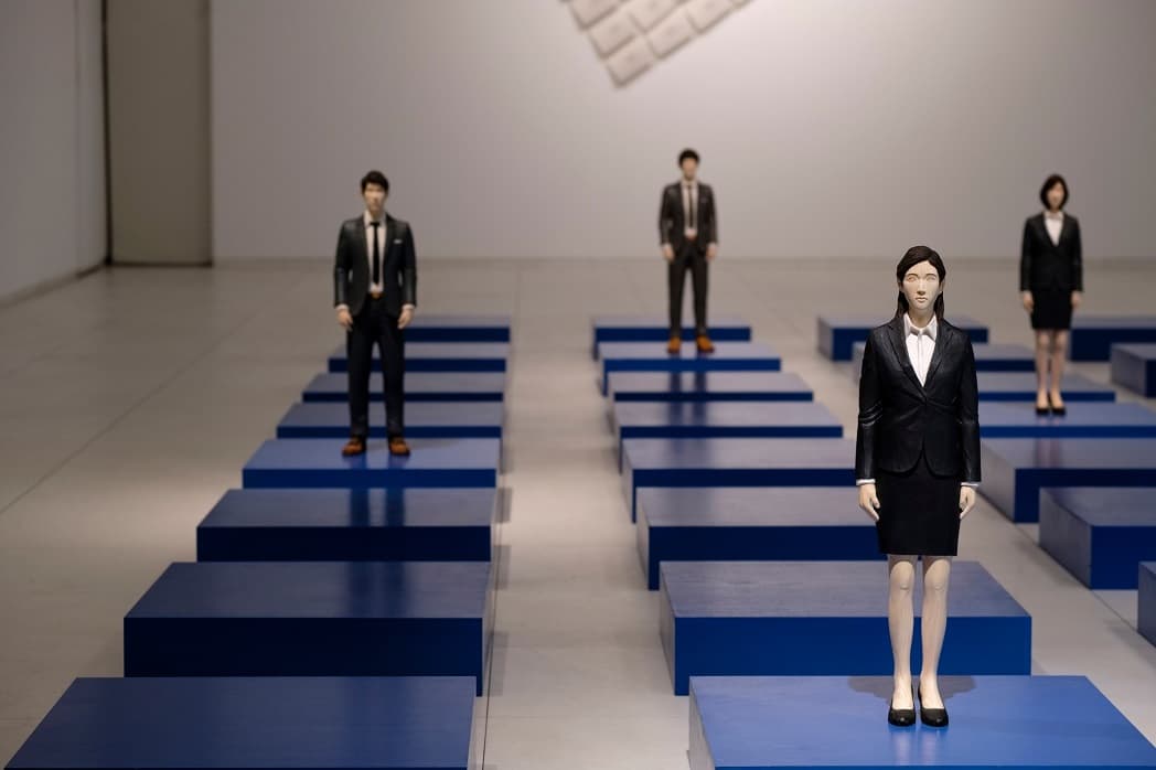 「2021台灣國際木雕裝置藝術大展」邀展作品:耿傑生《合群系列III》。(三義木雕博物館提供)