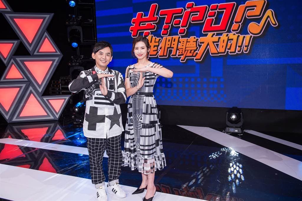 黃子佼(左)因疫情影響,睽違多時終於進棚錄影。(翻攝黃子佼臉書)