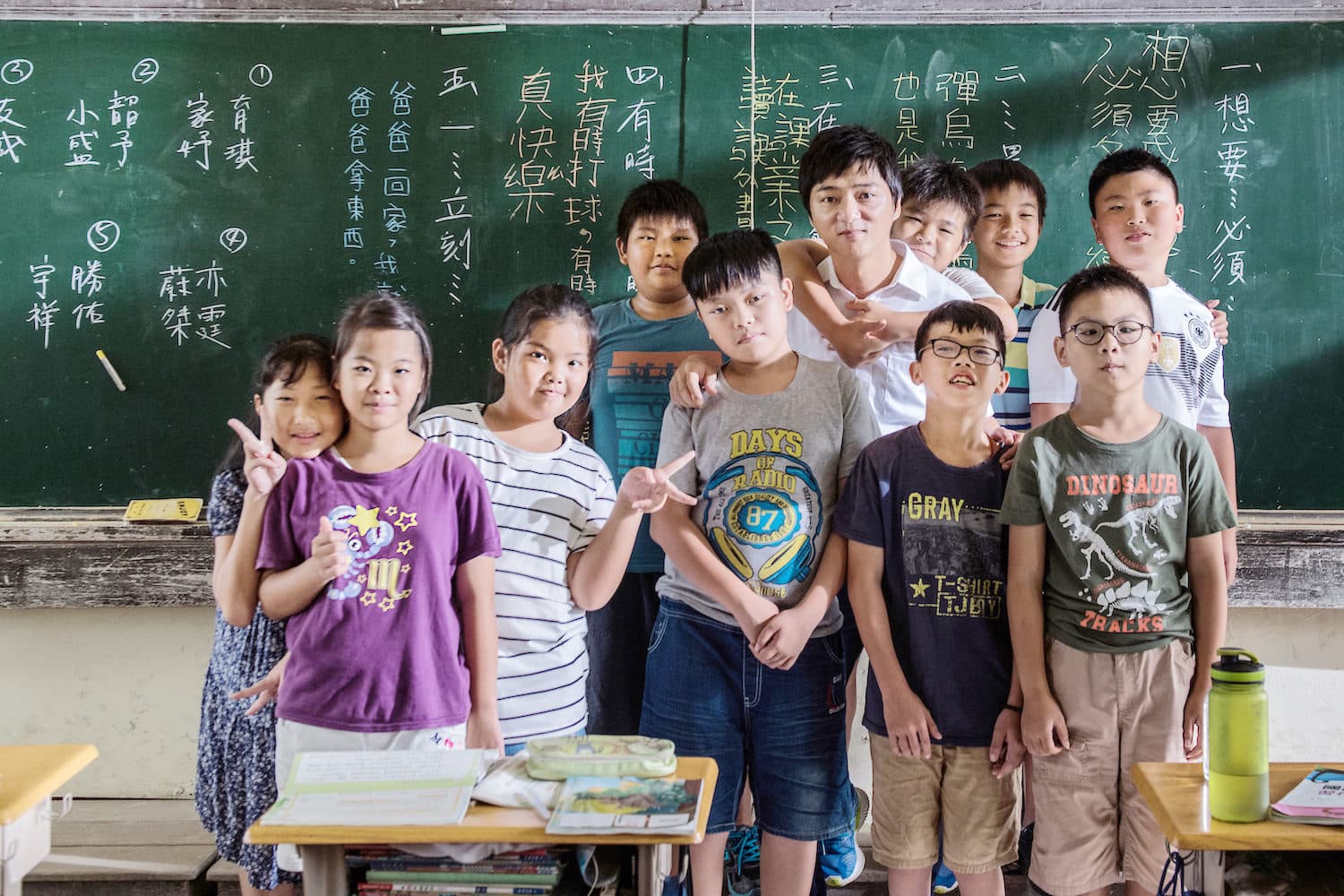 片中藍葦華在偏鄉小學當代課老師,與班上學生打成一片,他大讚這群孩子很聰明,但也很皮。(海鵬提供)