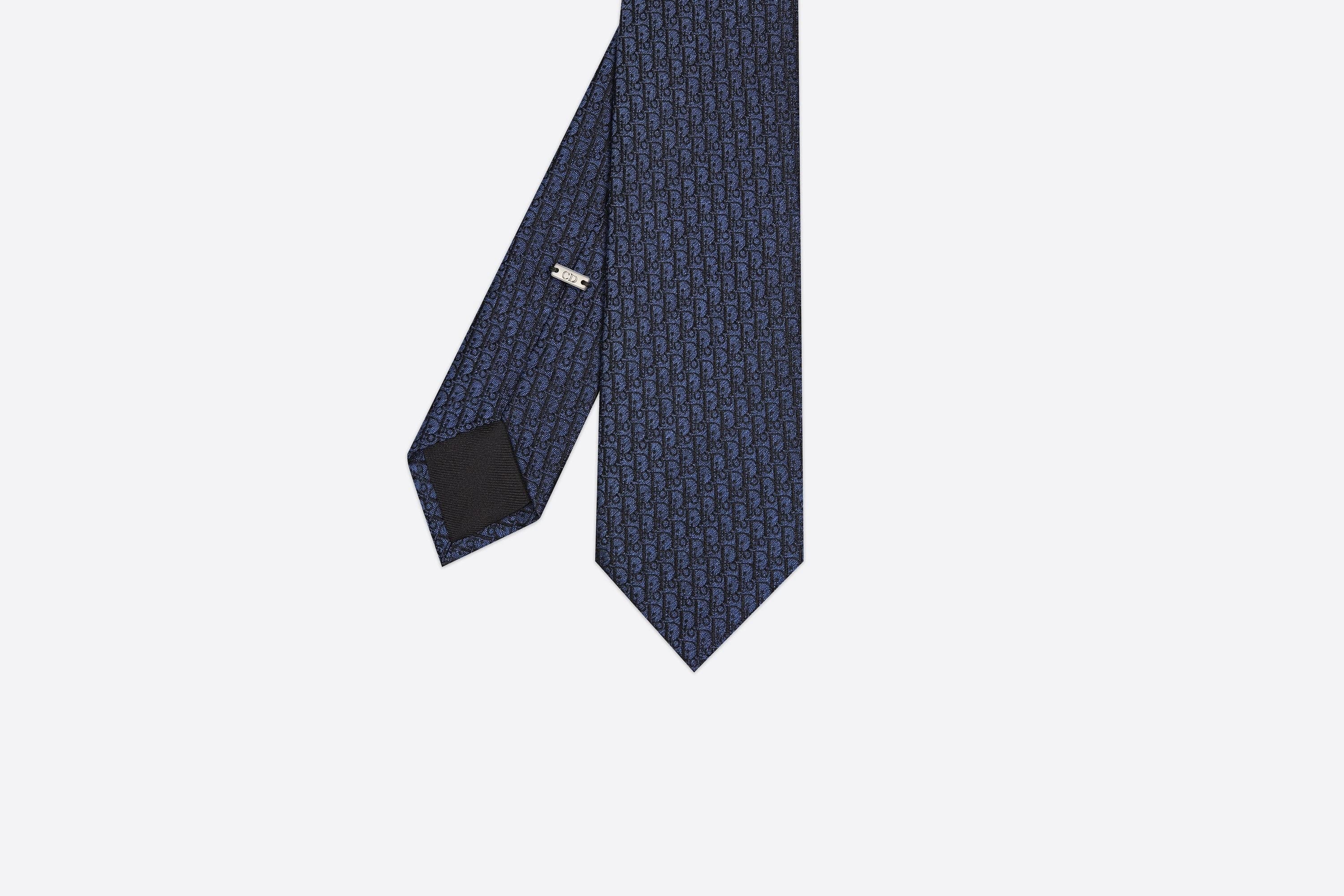 OBLIQUE海軍藍緹花絲綢領帶 NT$7,400 DIOR。(DIOR提供)