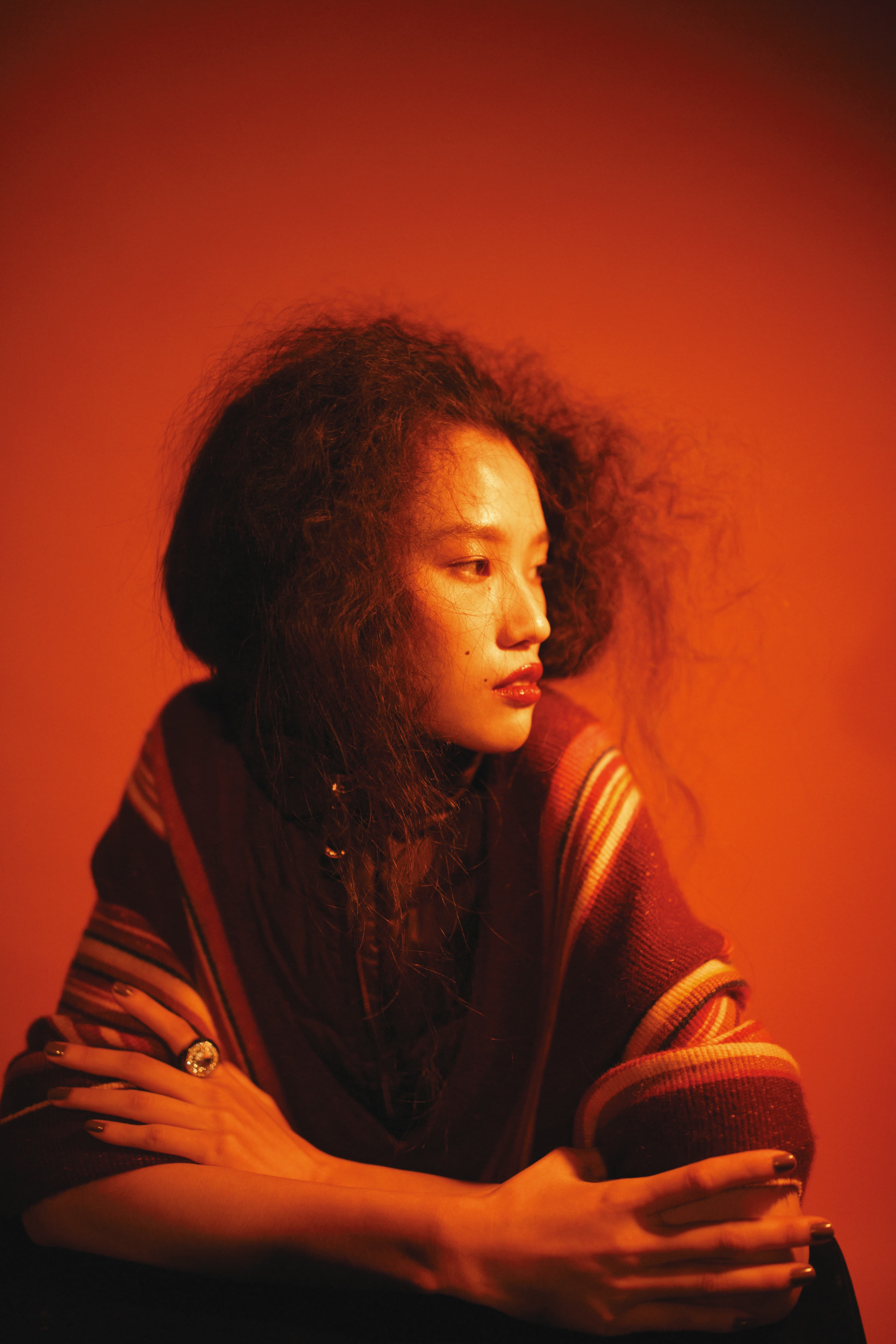 咖啡色羽絨拼接喀什米爾針織斗篷，價格店洽by Chloé；MIU；PAVÉ水晶綴飾金屬戒指，價格店洽by MIU MIU。