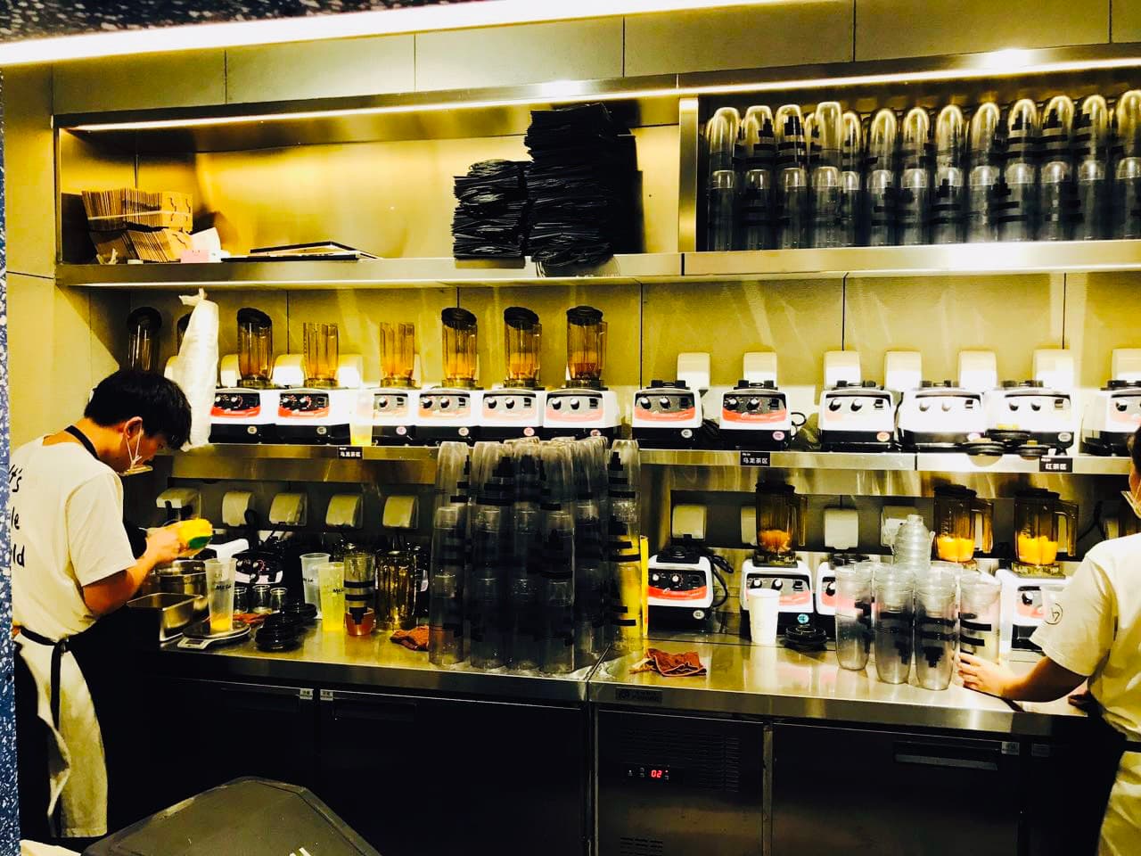 中國許多連鎖手搖飲品牌是元揚的客戶,吧檯內上下一字排開的漩茶機,十分壯觀。(元揚提供)