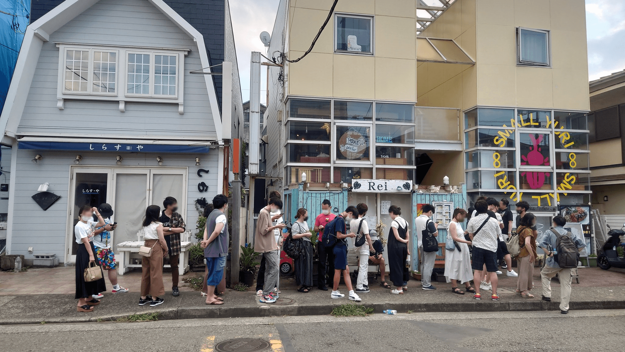在鎌倉開餐廳的單車小哥,餐廳曝光後也爆紅,排隊人潮延伸到店外。(翻攝推特@wangan1987skr)