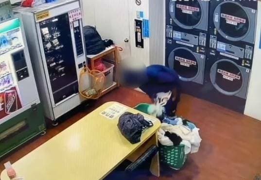 李男在自助洗衣店偷女性內褲及胸罩，被監視器拍下。（讀者提供）