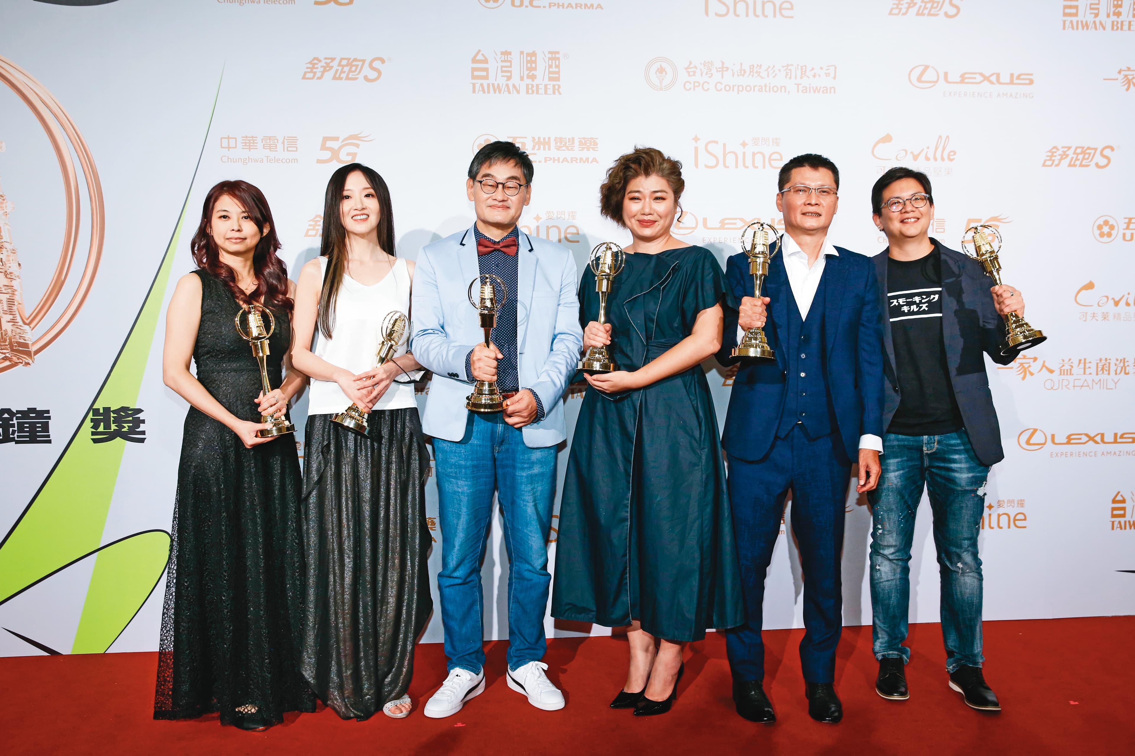 華視總經理莊豐嘉(左三)、導演嚴藝文(右三)與陳長綸(右二),去年以《俗女養成記》拿下3座電視金鐘獎肯定。右一為執行製作人蔡凱瑞、左一為編劇范芷綺、左二為編劇黃馨萱。(劉鴻昌攝)