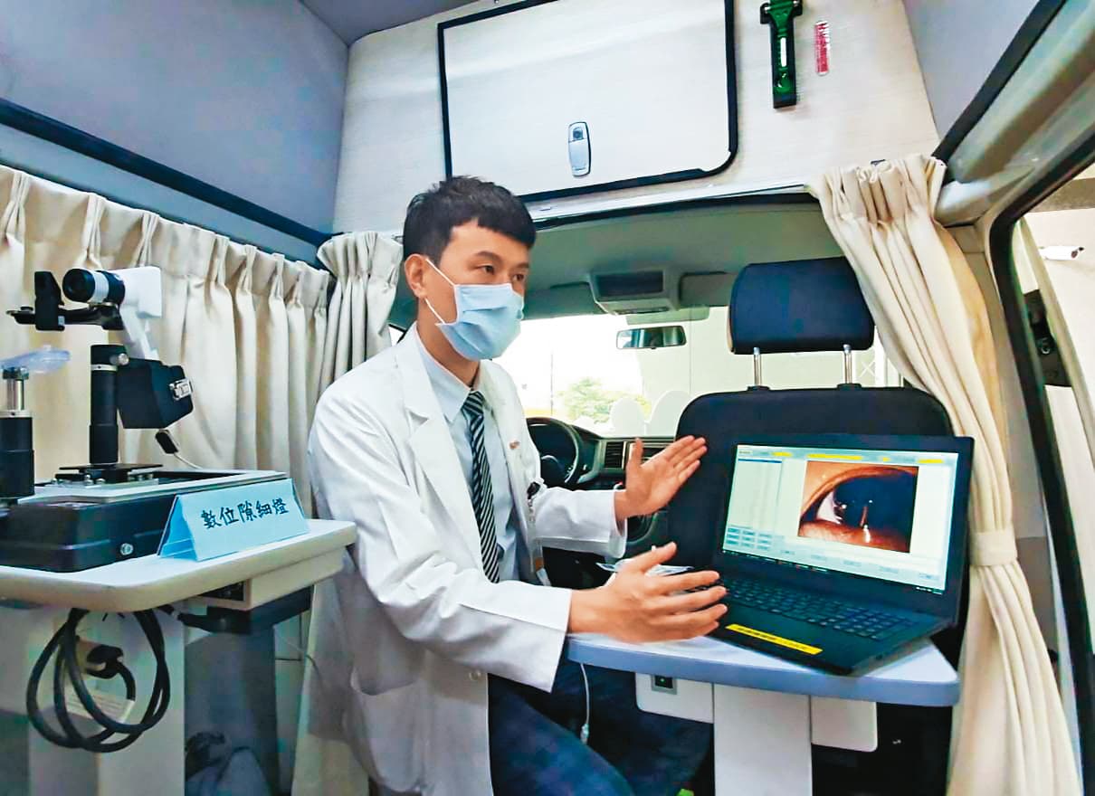 偏鄉醫療資源分配不足,遠距醫療車可提升該地醫療量能,車上的配備即為可攜式數位醫材。(長庚醫院提供)