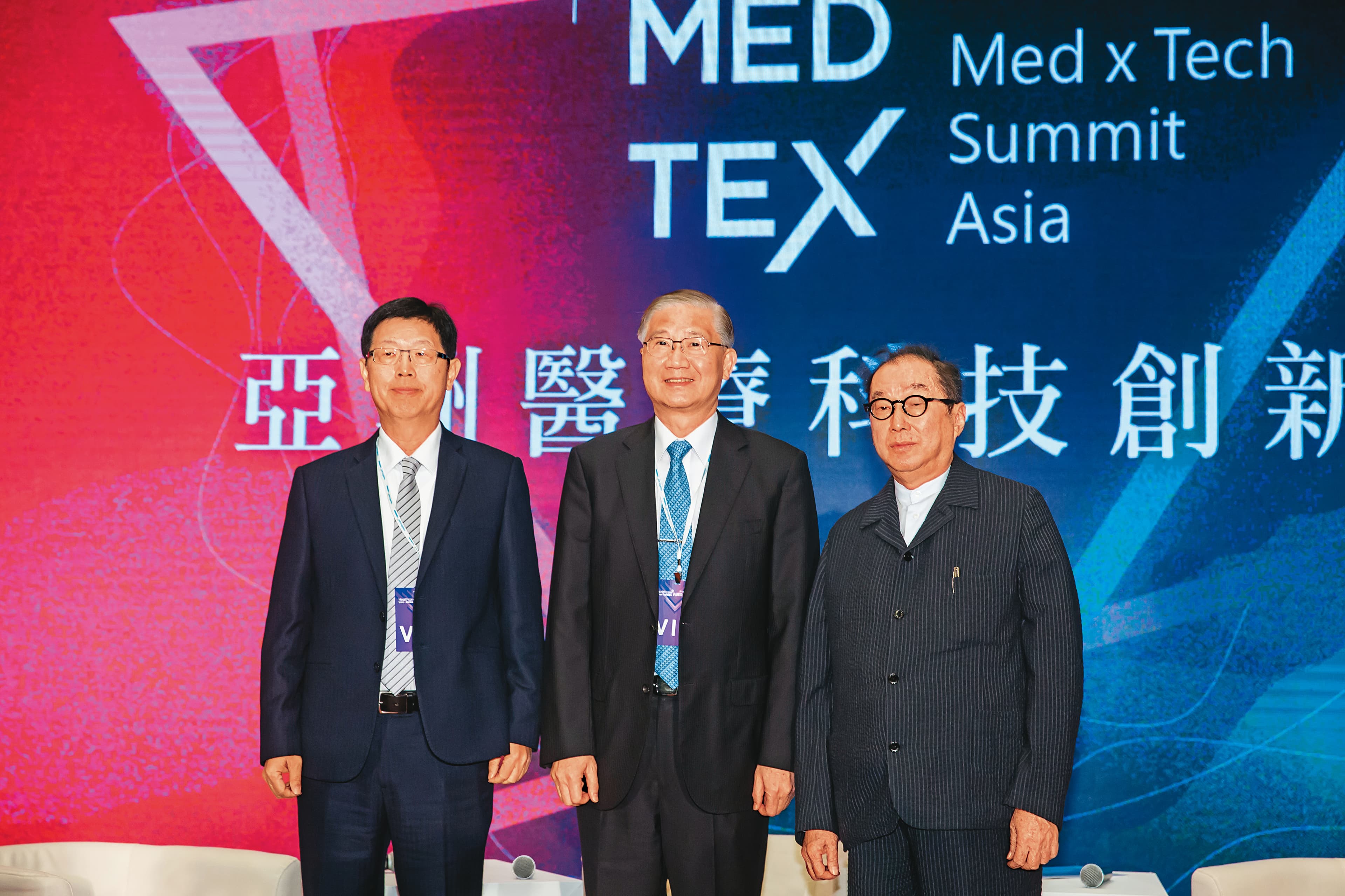 ICT大廠積極投入生技醫療產業,生醫與ICTAI産業整合,發展精準健康及策略防疫大健康產業。圖為廣達董事長林百里(右1)和鴻海董事長劉揚偉(左1)。