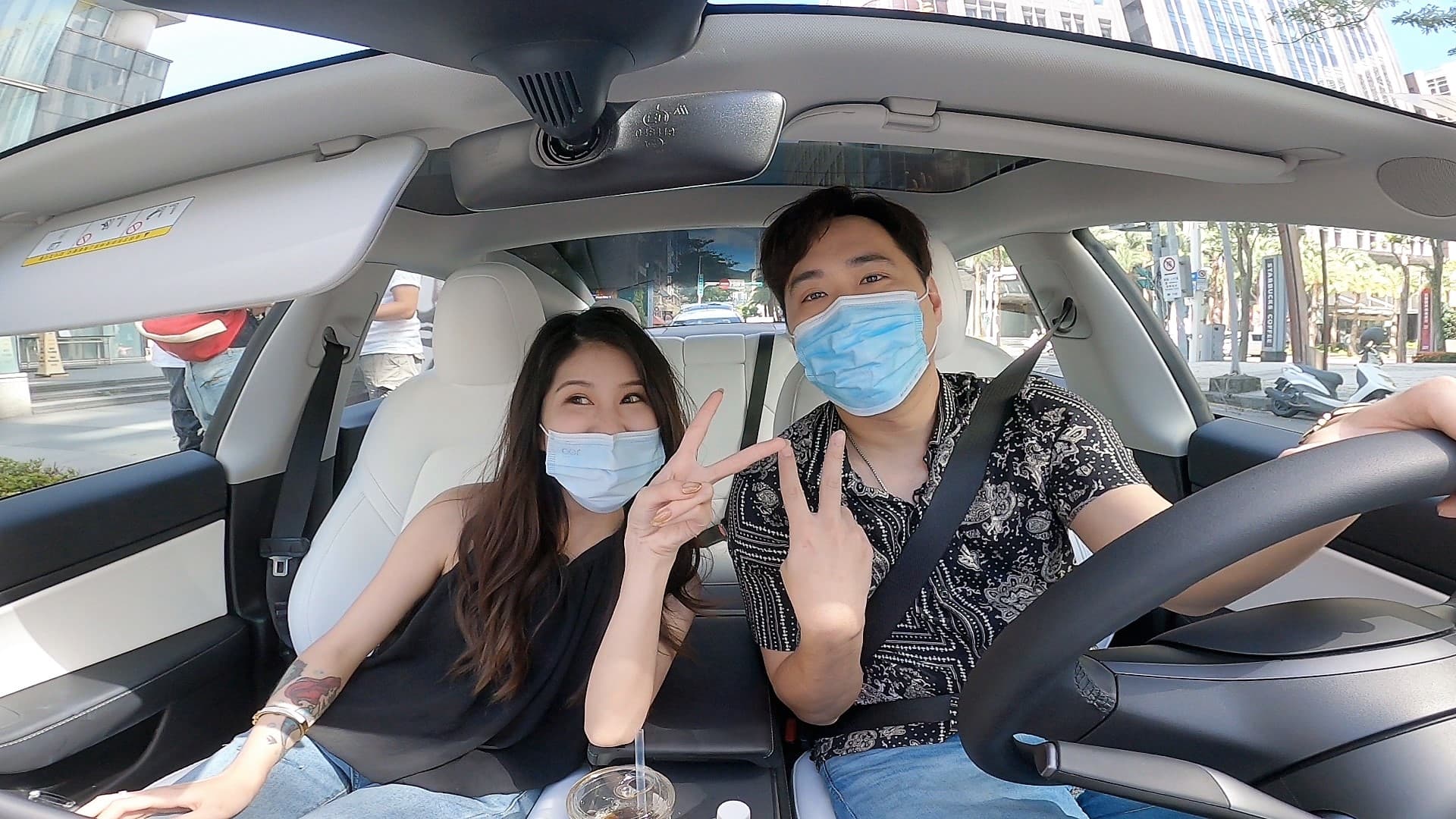 余祥銓及女友柔柔駕駛特斯拉新車,受邀《地球黃金線網路版》節目錄影。(TVBS提供)
