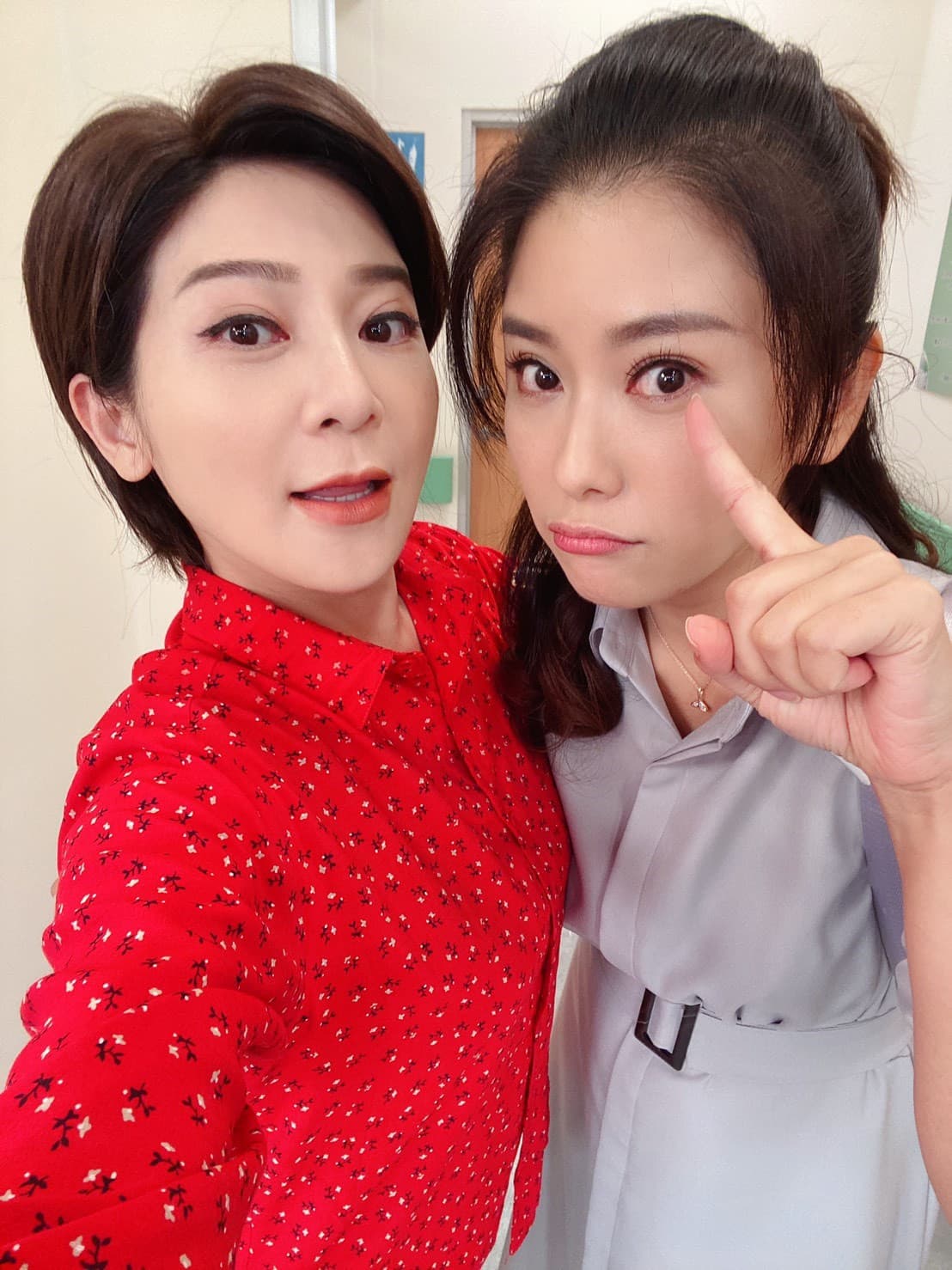 在《黃金歲月》中飾演母女的王彩樺跟葉家妤同時長針眼,直呼連長針眼也有默契。(民視提供)