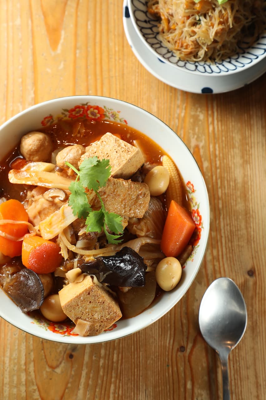 集結宴席精華的「經典菜尾湯」，湯頭食材皆豐厚。（預約外帶，380元／份）