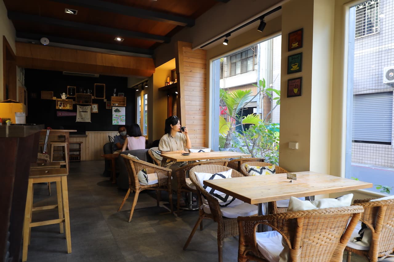在擁有大幅落地窗的Eske Place Coffee House，可感受光影變化。