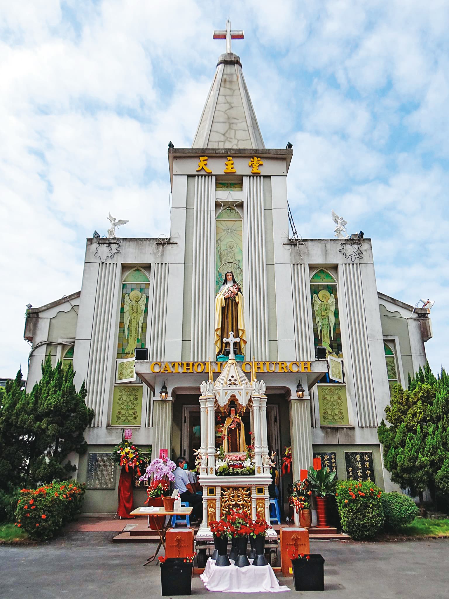 申榮賓任職於左營聖女小德蘭堂(圖),也住在教堂旁的宿舍。(翻攝臉書)