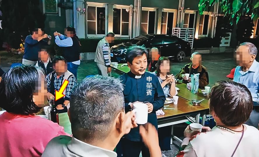 愛喝酒的申榮賓喜歡找教友聚會,席間幾乎都有酒水(黃色箭頭處)相伴。(翻攝臉書)