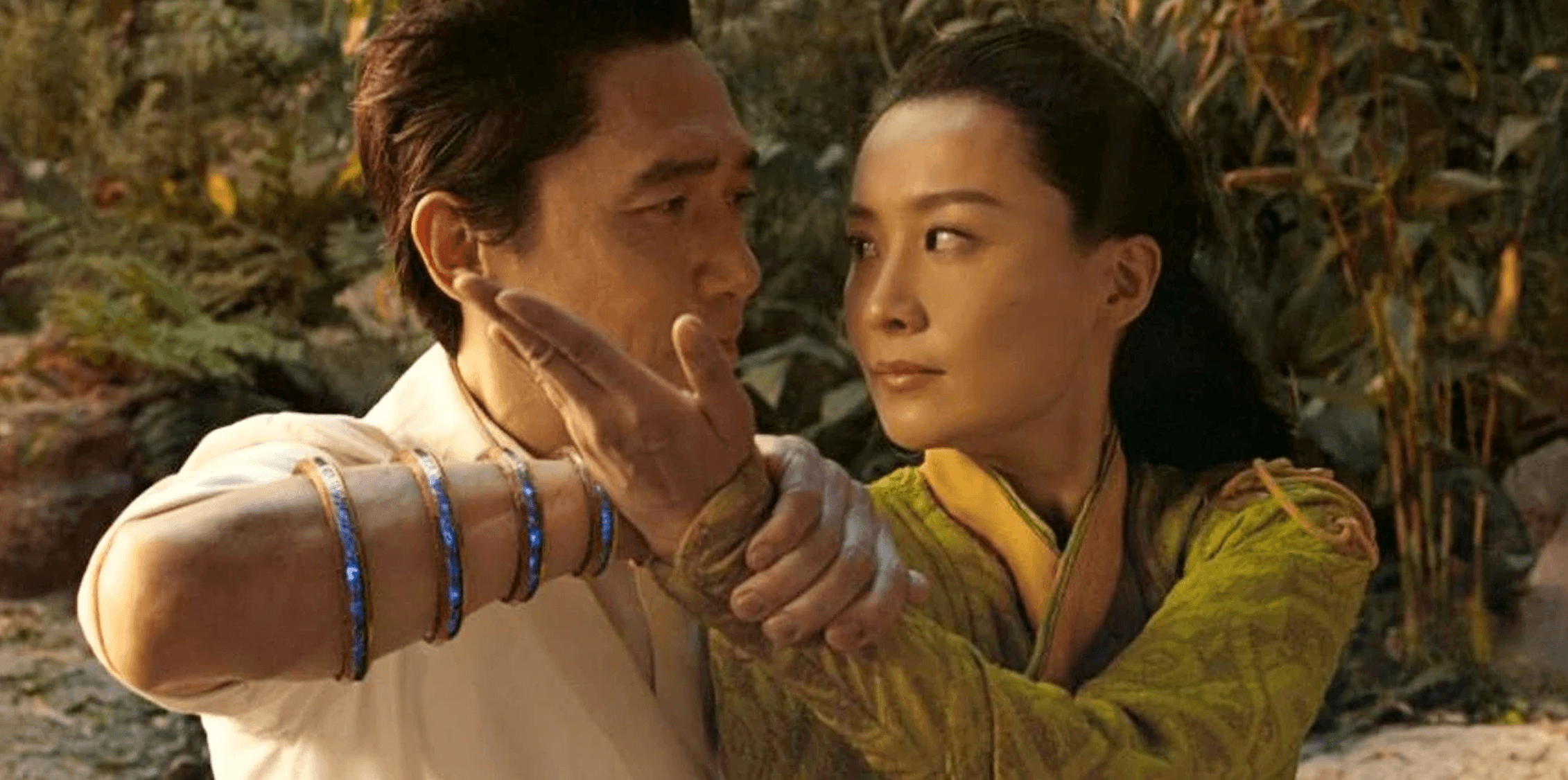 陳法拉(右)飾演尚氣的母親。(翻攝Marvel Studios)