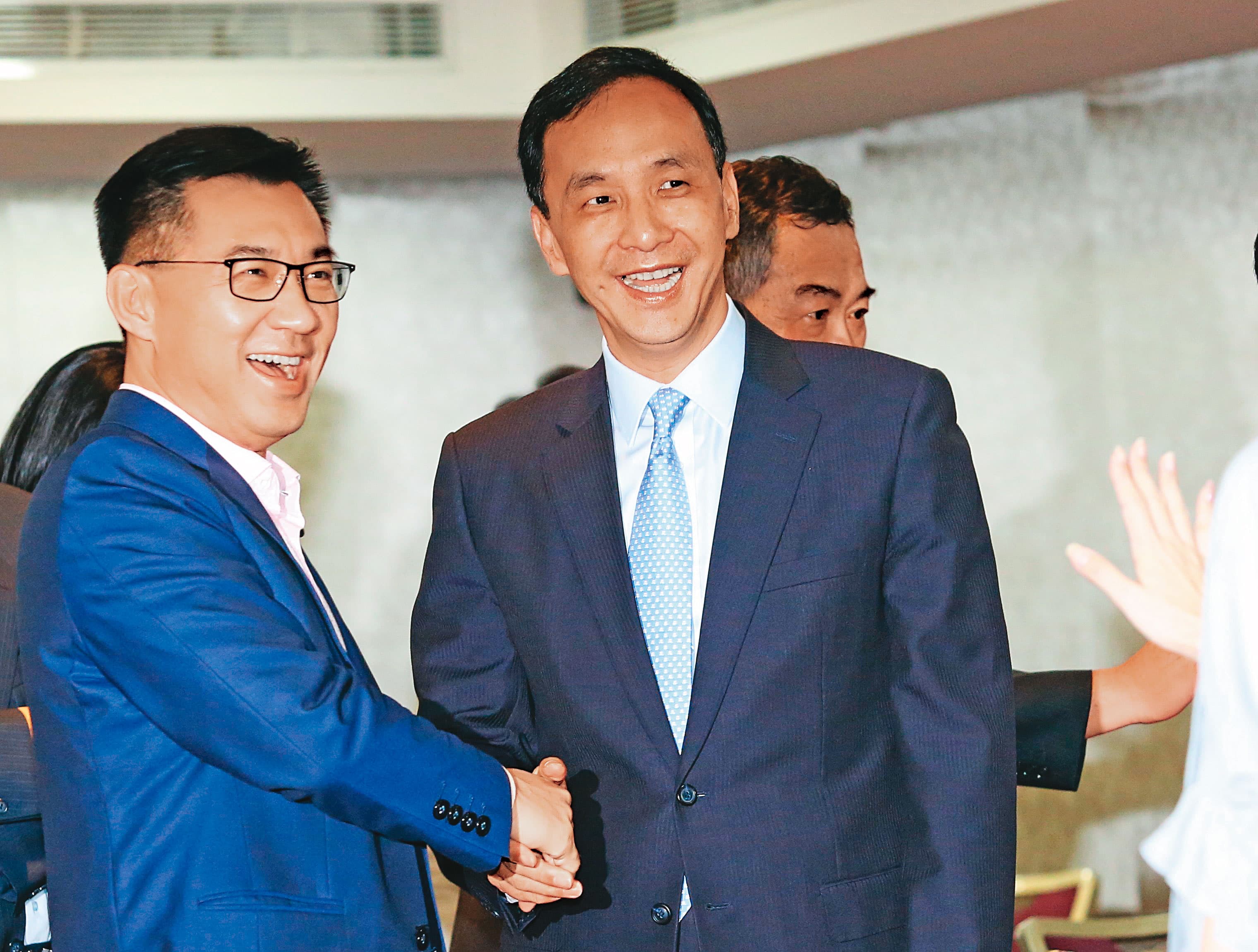 江啟臣(左)、朱立倫(右)原有望整合成功,但因2人互不退讓參選主席,最終合作破局。圖為朱2017年在新北市宴請黨籍立委,2人同台畫面。