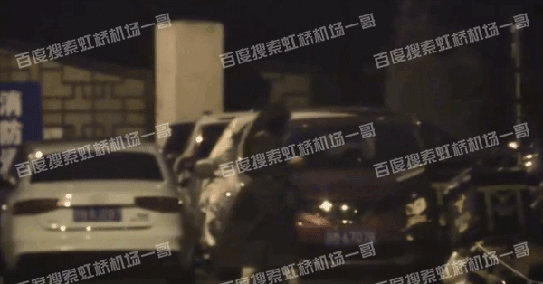 吳亦凡母親被拍到邊走路邊滑手機。(網路圖片)