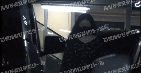 吳亦凡母親上車前的神情沉重。(網路圖片)