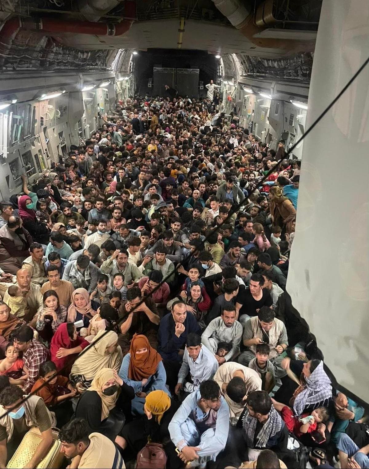 這張640名阿富汗民眾擠爆美國空軍C-17運輸機的照片震撼全世界。(翻攝MarcusReports推特)