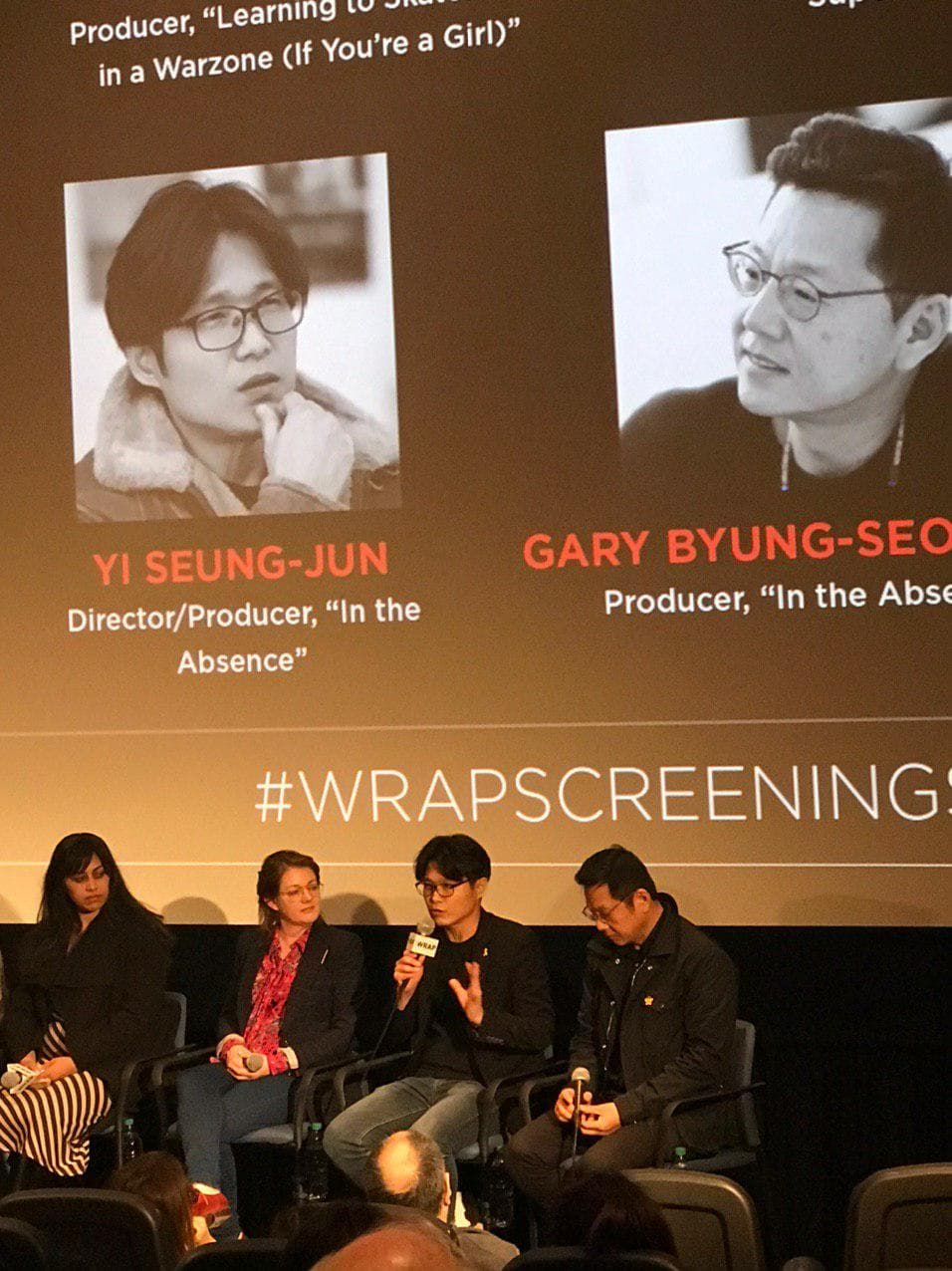 李承俊(左三)在參加奧斯卡前走訪美國洛杉磯、舊金山、紐約出席上映會,與當地觀眾互動。(李承俊提供)