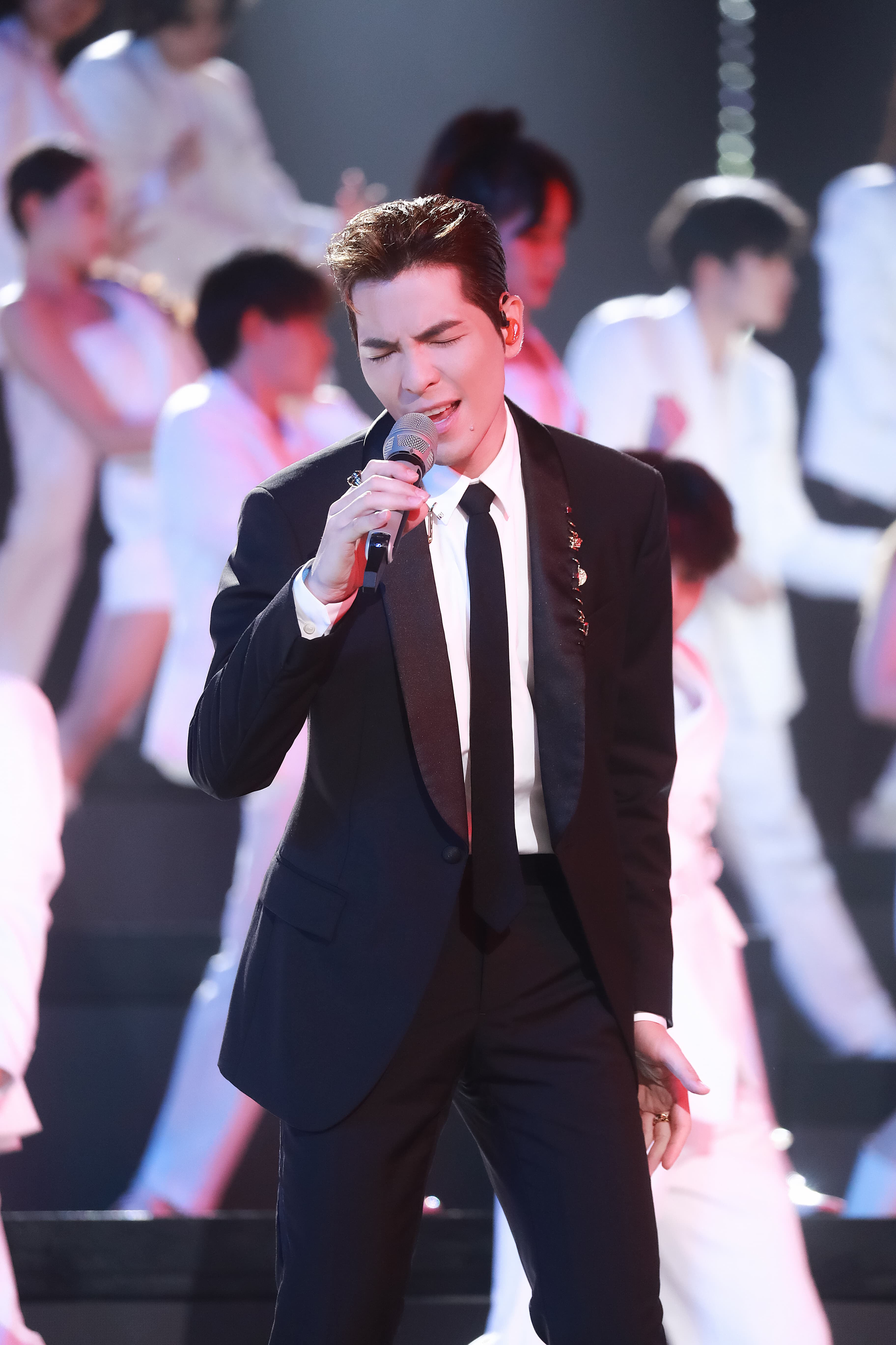 老蕭帶領40位的舞者,演唱〈猴籠〉,氣勢十足。(喜鵲娛樂提供)